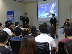 學生參觀在赤鱲角機場的日本航空辦事處,並與香港澳門和南中國區域經理中原太先生會面(前排右座)。